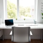 Verwenden Sie MS Office Outlook 2024 auf einem modernen Schreibtisch mit Laptop und Bürobedarf.