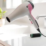 Laifen se Haartrockner auf einem eleganten Waschtisch in einem modernen Badezimmer.