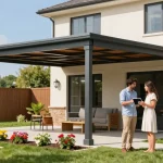 Moderner Carport-Bau mit Familie, die Designs betrachtet.